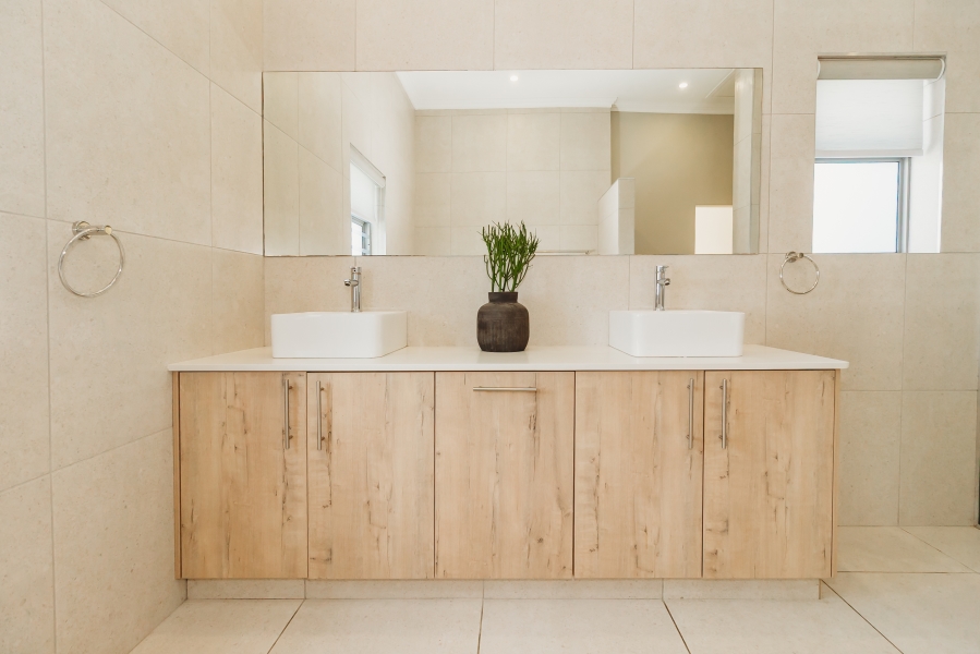 4 Bedroom Property for Sale in Kraaibosch Manor Western Cape